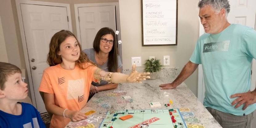 Arrow Electronics se une a la Unlimited Tomorrow Global Initiative, UTGI, para proporcionar prótesis gratuitas a los más necesitados