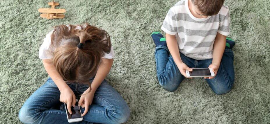 Niños consumiendo pantallas como chocolatinas