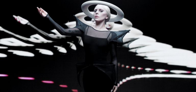 Lady Gaga homenajeó a David Bowie en los GRAMMY gracias a Intel