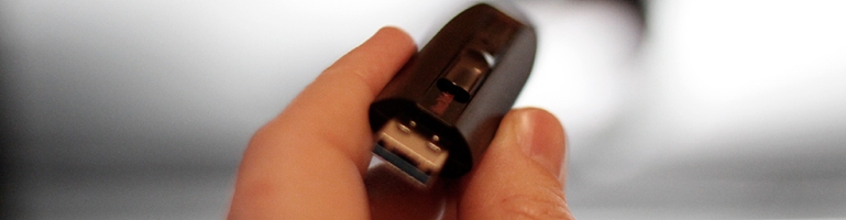 Así reacciona la gente al encontrar un pendrive tirado en el suelo