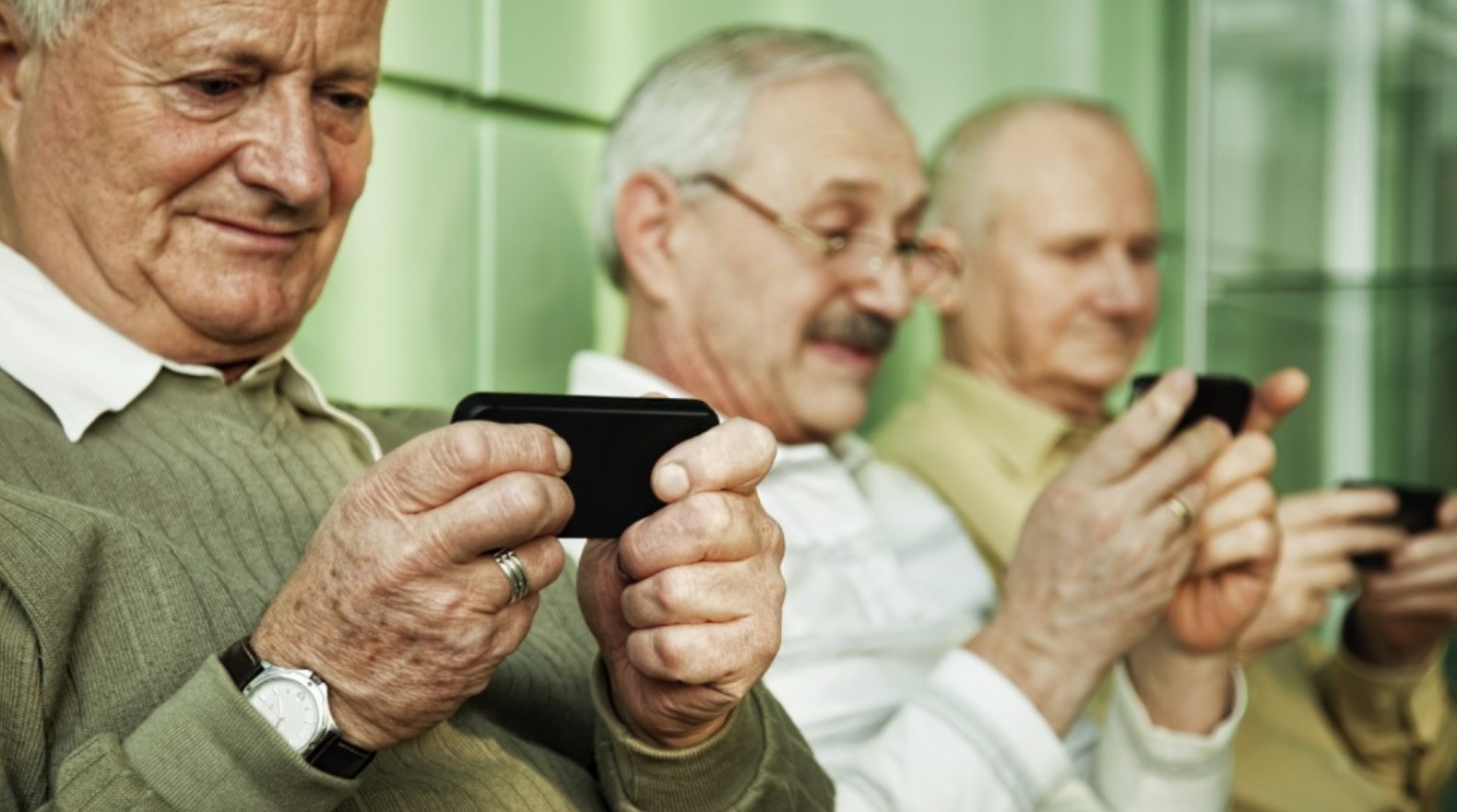 ¡El abuelo tiene un smartphone!