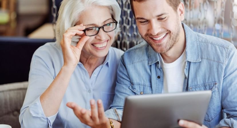 Españoles mayores de 55 años pide ayuda tecnológica a sus hijos