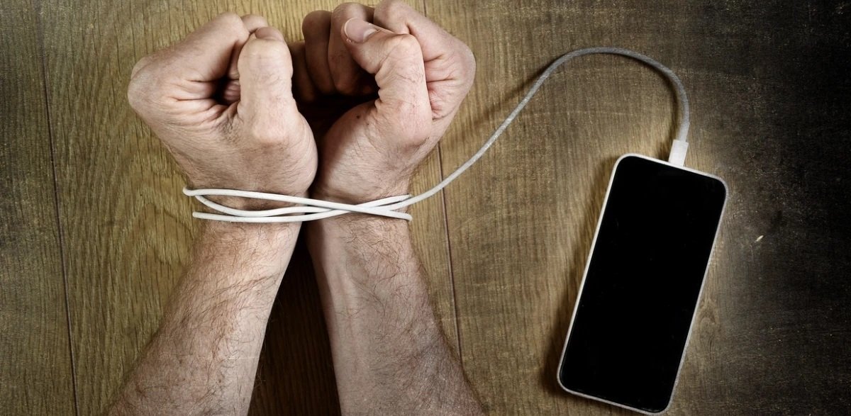 El chantaje emocional tecnológico a los outsiders