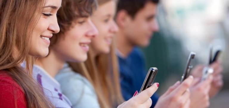 El 70 por ciento de los españoles no sale de casa sin comprobar si lleva el móvil